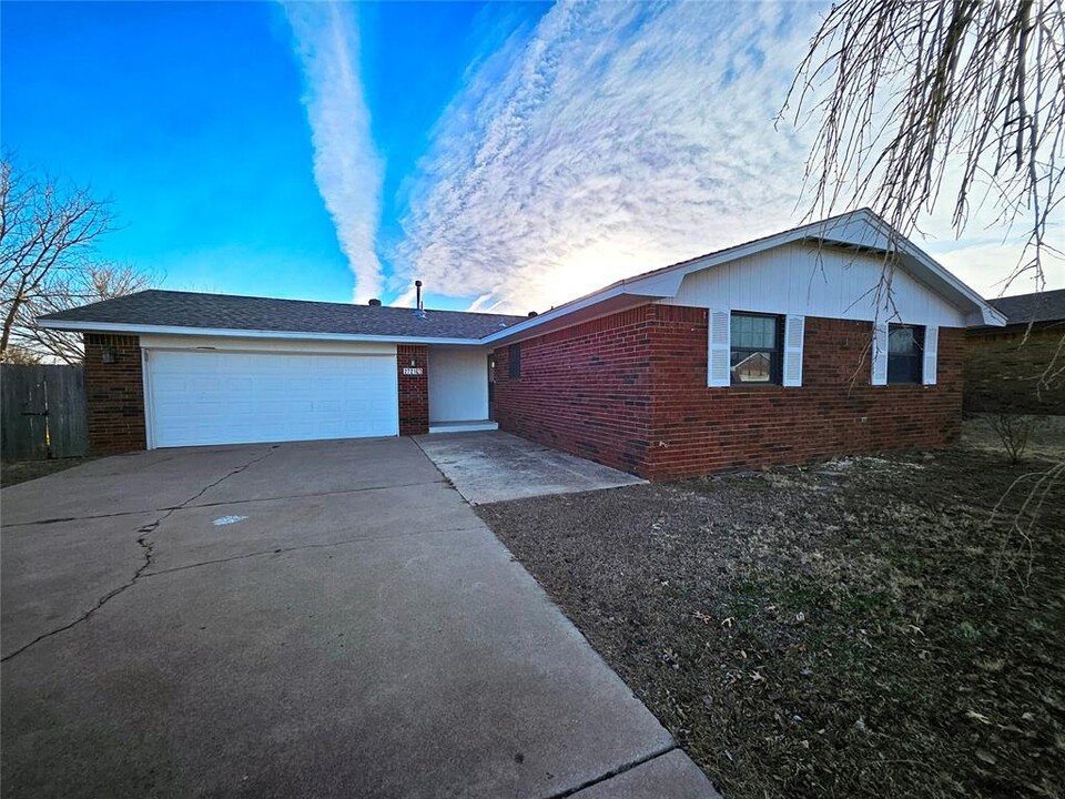 2721 S David Dr in El Reno, OK - Building Photo