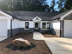 404 Brookstone Dr in Dahlonega, GA - Foto de edificio - Building Photo