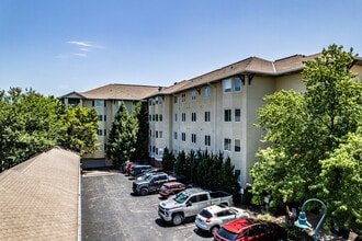 Claridge Court in Prairie Village, KS - Foto de edificio - Primary Photo
