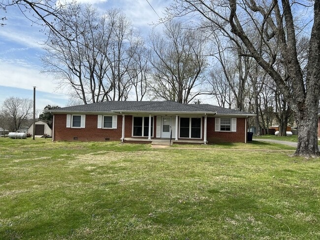 207 N Mulberry St in Cornersville, TN - Building Photo - Building Photo
