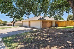 6907 W Cleburne Rd in Fort Worth, TX - Building Photo