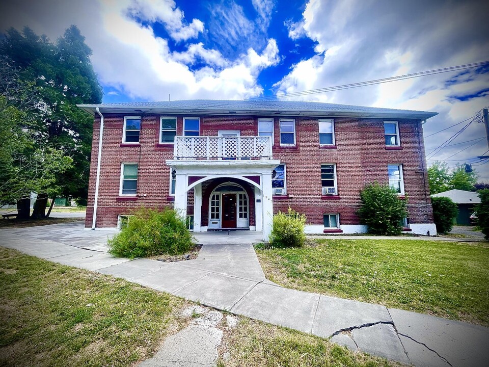 Blackburn Manor in Klamath Falls, OR - Building Photo