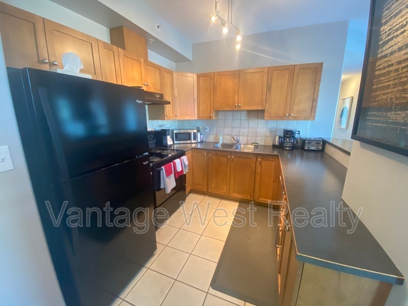 1128-1128 Sunset Dr in Kelowna, BC - Building Photo