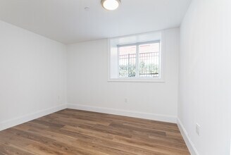 143 E Cottage St, Unit 1 in Boston, MA - Foto de edificio - Building Photo