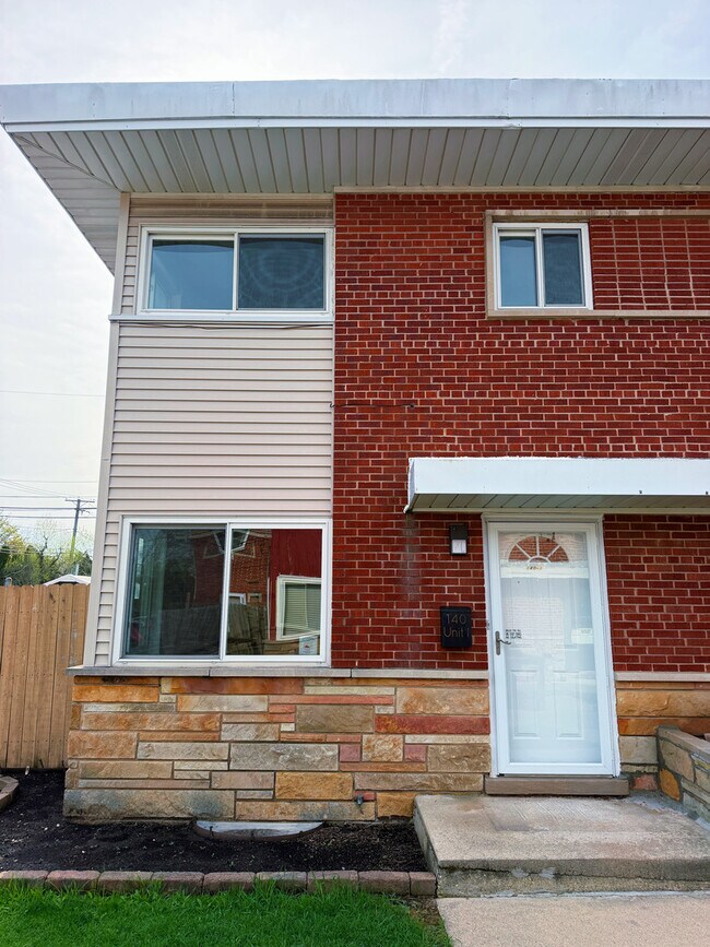 140 E Northwest Hwy in Des Plaines, IL - Building Photo - Building Photo