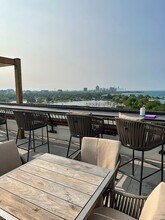 2211 E 67th St, Unit 802 in Chicago, IL - Foto de edificio - Building Photo