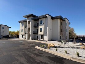 983 W State St in Hurricane, UT - Building Photo