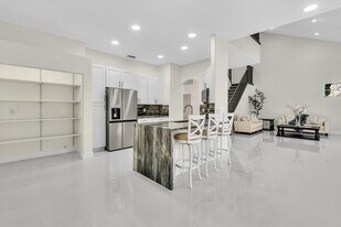 36 Monterey Pointe Dr in Palm Beach Gardens, FL - Building Photo