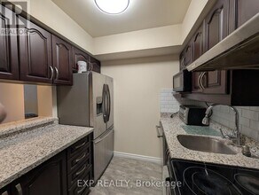 633 Bay St. in Toronto, ON - Building Photo - Building Photo