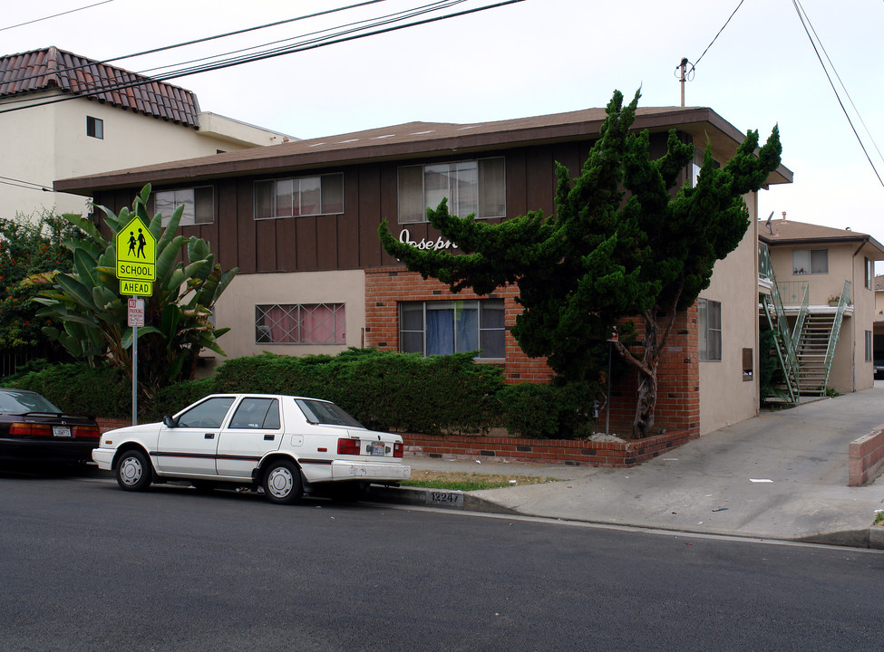 12247 Grevillea Ave in Hawthorne, CA - Building Photo