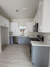 10334 Eldora Ave in Sunland, CA - Foto de edificio - Building Photo