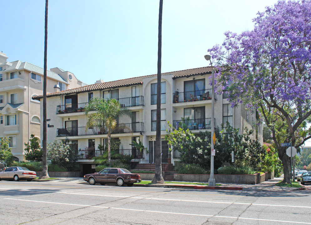 Doheny North Apartments in Los Angeles, CA - Building Photo