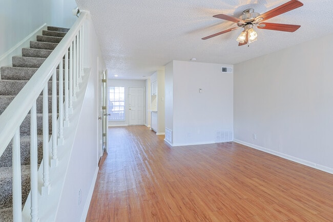 Towne Oaks in Austin, TX - Building Photo - Interior Photo