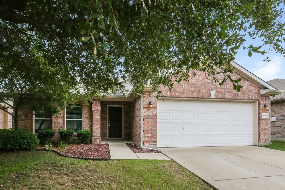 1709 Heron Dr in Aubrey, TX - Building Photo