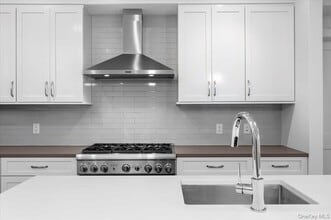 422 E Boston Post Rd in Mamaroneck, NY - Foto de edificio - Building Photo