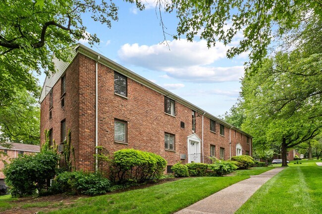 33B Troy Dr, Unit B in Springfield, NJ - Building Photo - Building Photo