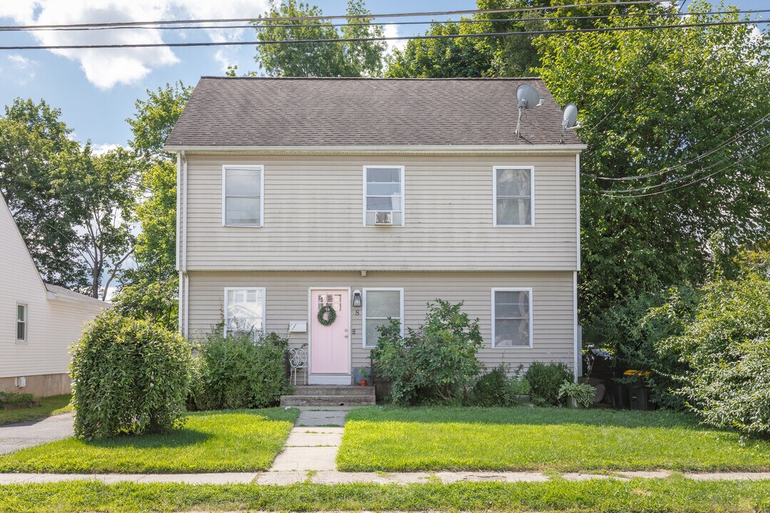 8 James St in Danbury, CT - Building Photo