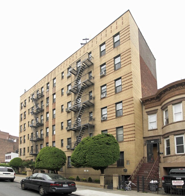 303 Webster Ave in Brooklyn, NY - Building Photo - Building Photo