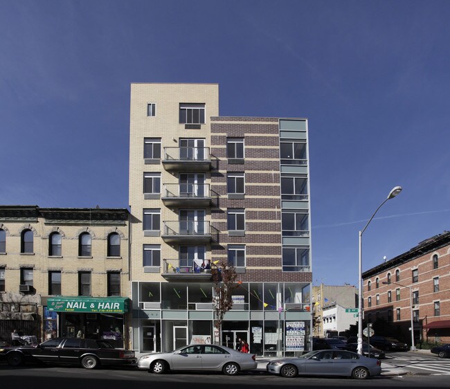 4202-04 8th Ave in Brooklyn, NY - Foto de edificio - Building Photo