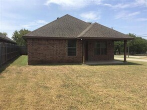 1501 Carpenter St in Bridgeport, TX - Foto de edificio - Building Photo