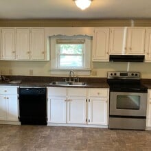 313 W Ballard St in Cherryville, NC - Building Photo - Building Photo