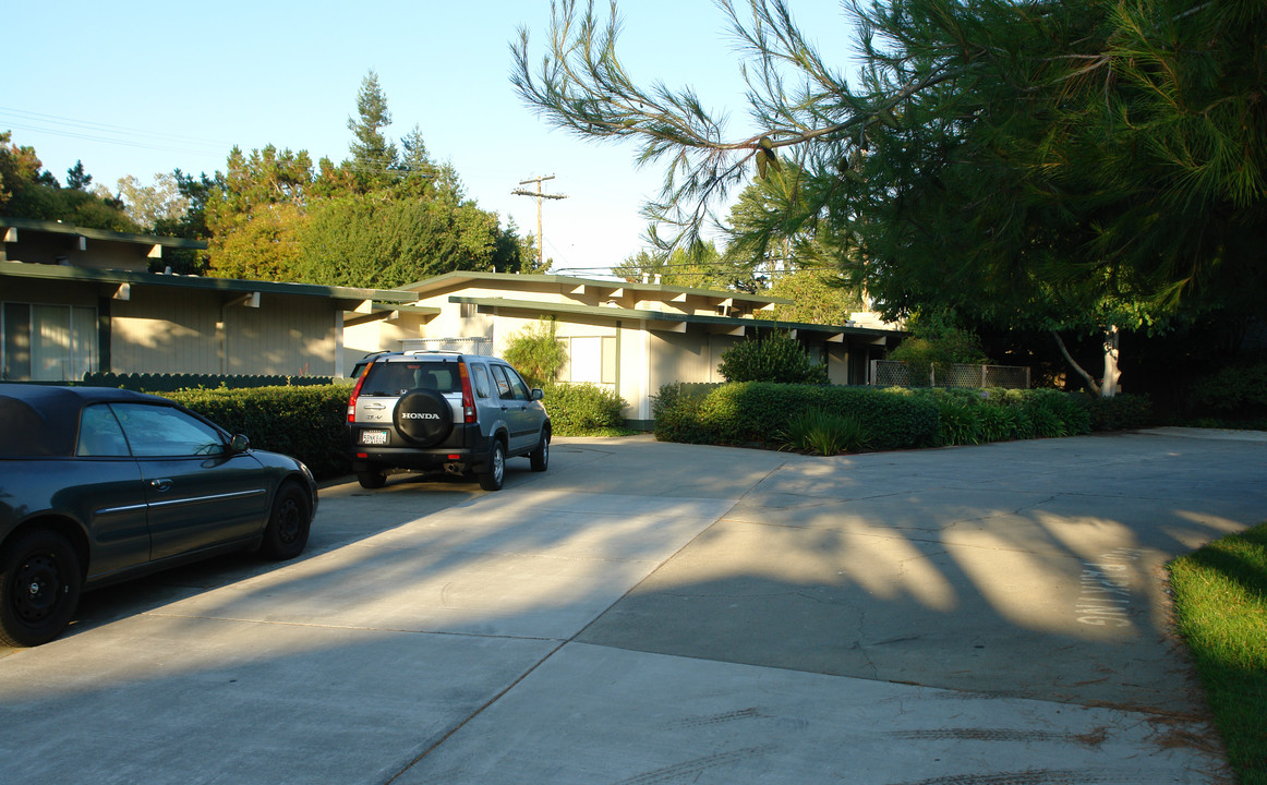 1085 Tanland Dr in Palo Alto, CA - Building Photo