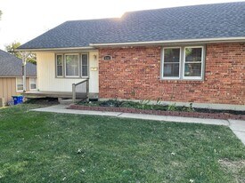 8302 Travis Ln in Overland Park, KS - Building Photo