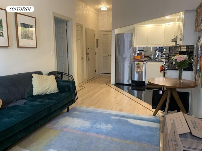 25 W 70th St in New York, NY - Building Photo - Building Photo