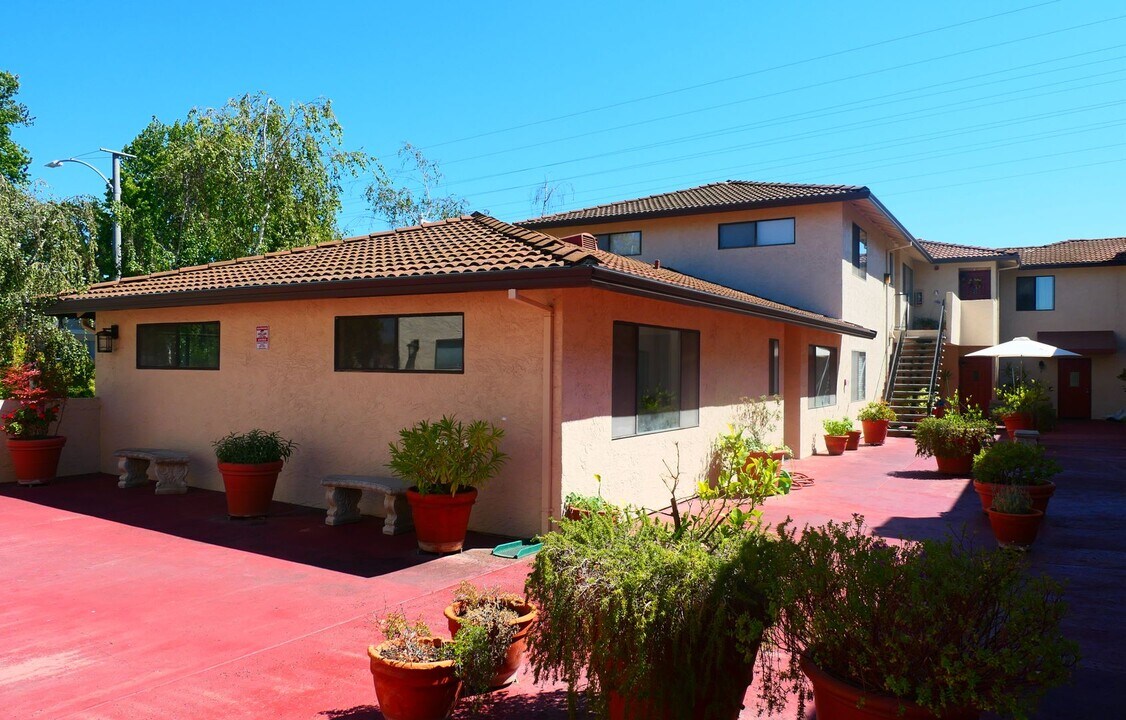 695 S Knickerbocker Dr in Sunnyvale, CA - Building Photo