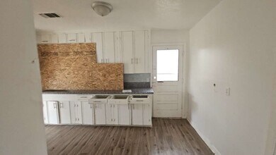 121 E Riverwood Dr in Houston, TX - Building Photo - Building Photo