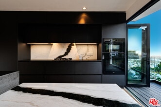 8560 Franklin Ave in Los Angeles, CA - Building Photo - Building Photo