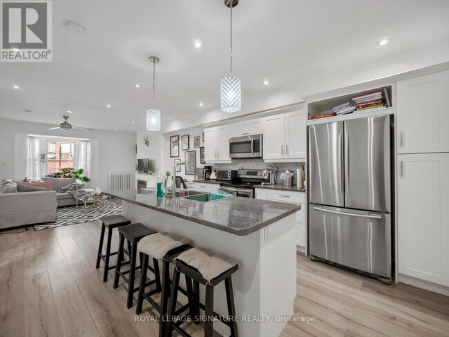 2243 Dundas St W in Toronto, ON - Building Photo - Building Photo