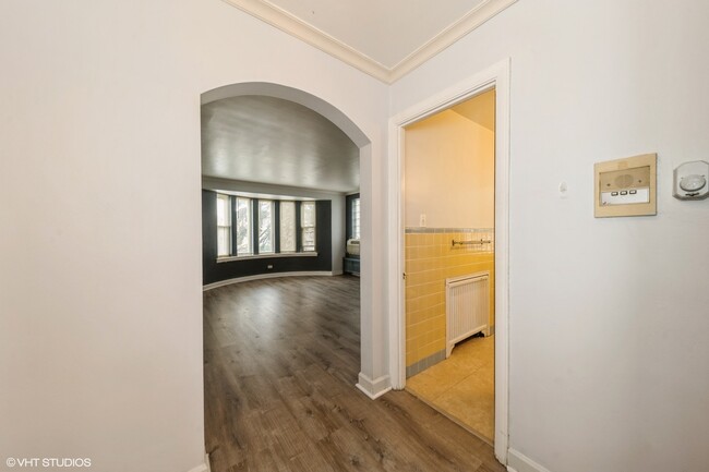 6656 W Devon Ave in Chicago, IL - Building Photo - Building Photo