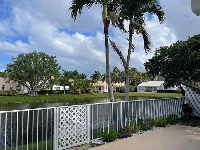 1048 Siena Oaks Cir E in Palm Beach Gardens, FL - Building Photo - Building Photo