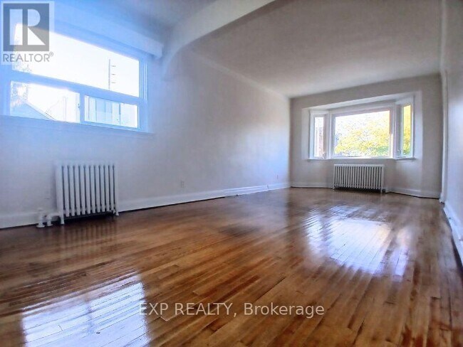 861 Cosburn Ave. in Toronto, ON - Building Photo - Building Photo