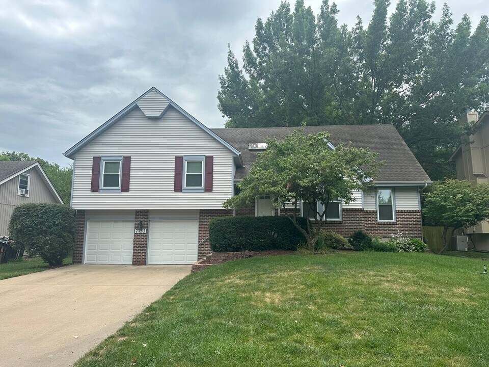 7753 W 154th Terrace in Overland Park, KS - Building Photo