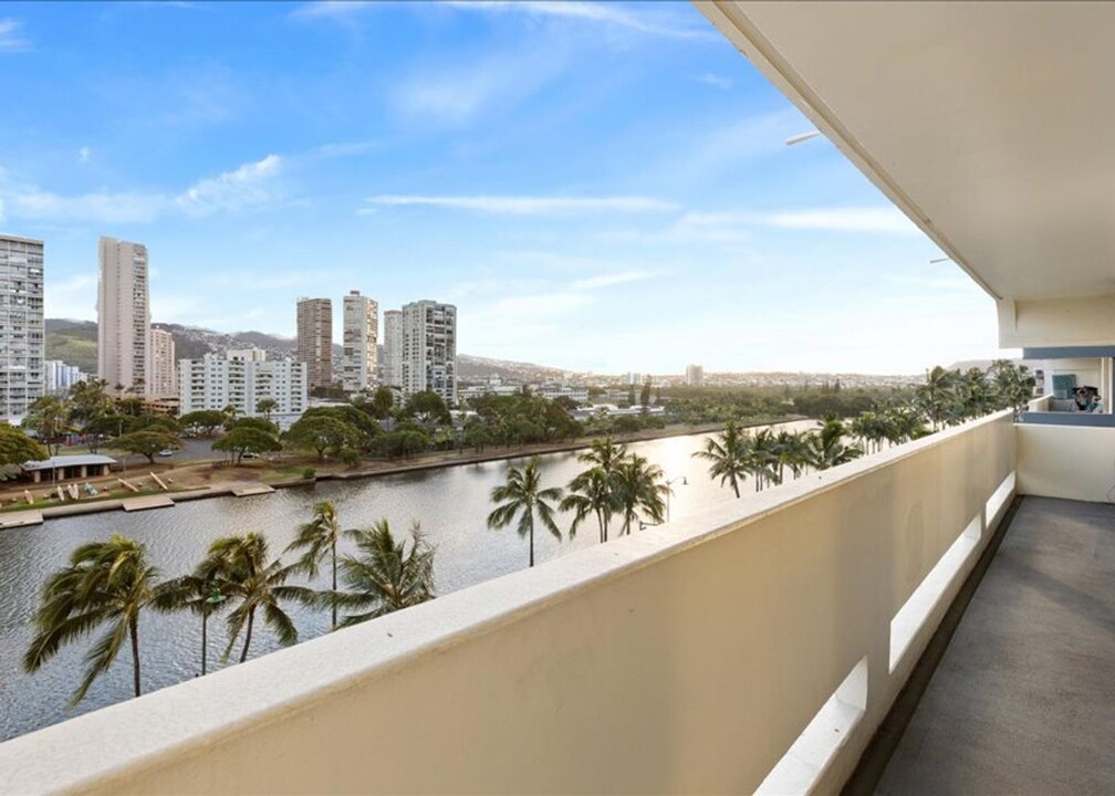 2085 Ala Wai Blvd in Honolulu, HI - Building Photo