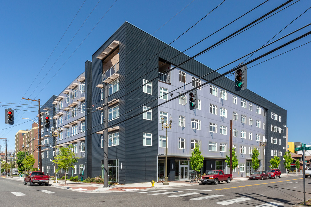 13 West Apartments in Vancouver, WA - Building Photo