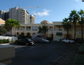 La Piazza at Young Circle in Hollywood, FL - Building Photo - Building Photo