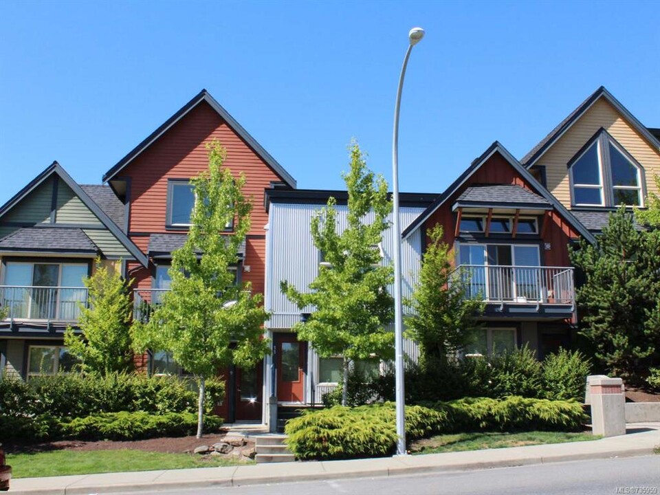 1406 Jingle Pot Rd in Nanaimo, BC - Building Photo
