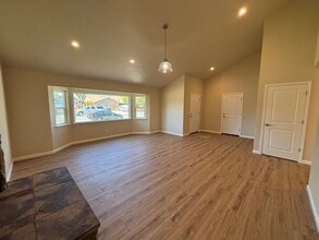 631 Clearview Dr in Hollister, CA - Building Photo - Building Photo