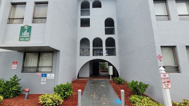 1950 N Congress Ave in West Palm Beach, FL - Building Photo - Building Photo