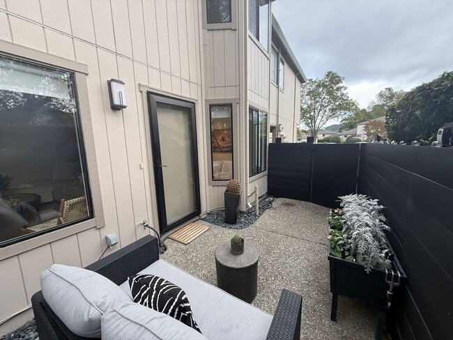 104 Dockside Cir in San Rafael, CA - Building Photo - Building Photo