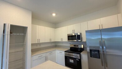 1077 SE 2nd St in Florida City, FL - Building Photo - Building Photo