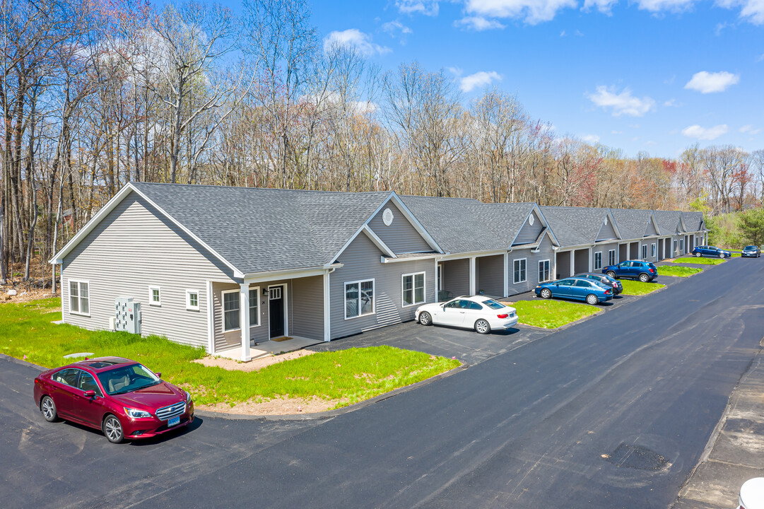 37-43 Hunter's Ln in Plantsville, CT - Foto de edificio