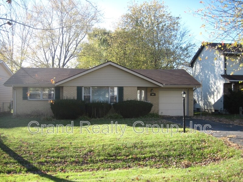 608 Deerpath Dr in Lindenhurst, IL - Building Photo