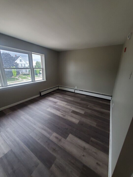 7708 W National Ave in West Allis, WI - Building Photo
