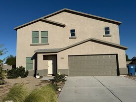 568 Holly St in Bullhead City, AZ - Building Photo