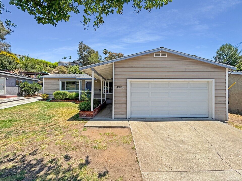 4995 Tierra Baja Way in San Diego, CA - Building Photo
