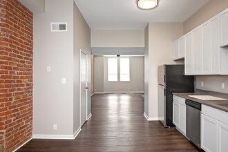 Lombardy Flats in Cincinnati, OH - Foto de edificio - Interior Photo